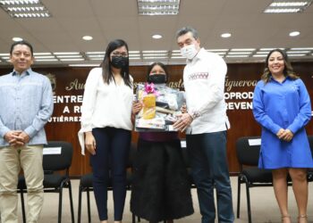 Rutilio Escandón entrega herramientas como parte del Programa Redes de Mujeres por la Prevención