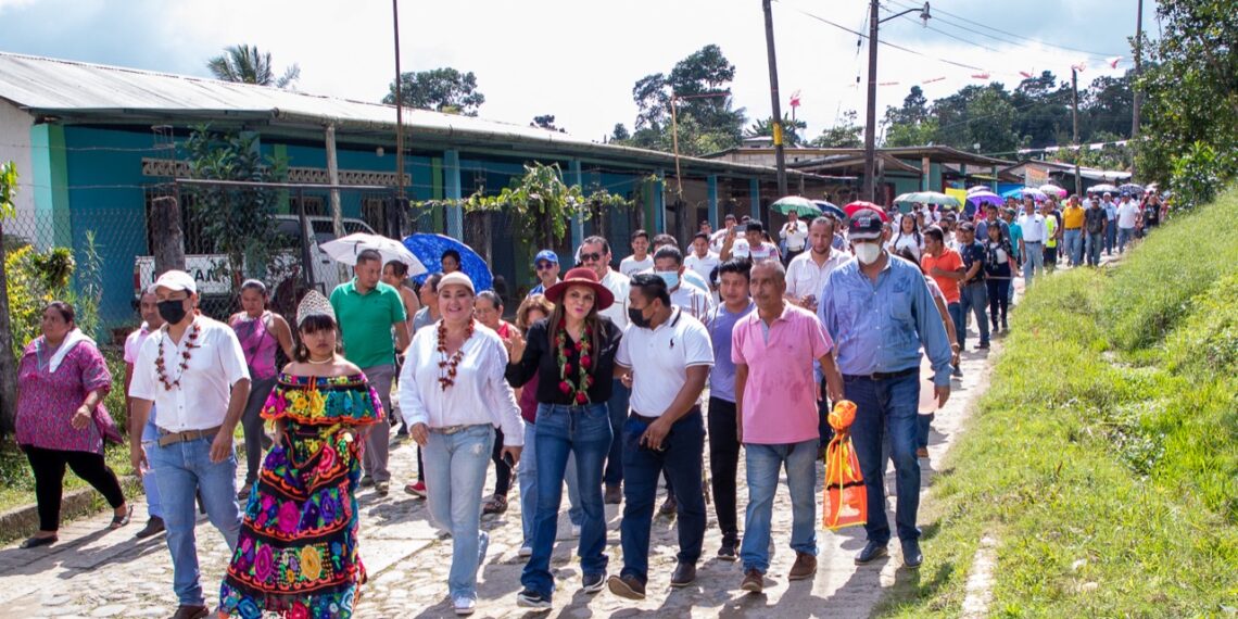 ROSY URBINA DA BANDERAZO DE INICIO DE OBRA EN EJIDO CONGREGACIÓN ZARAGOZA