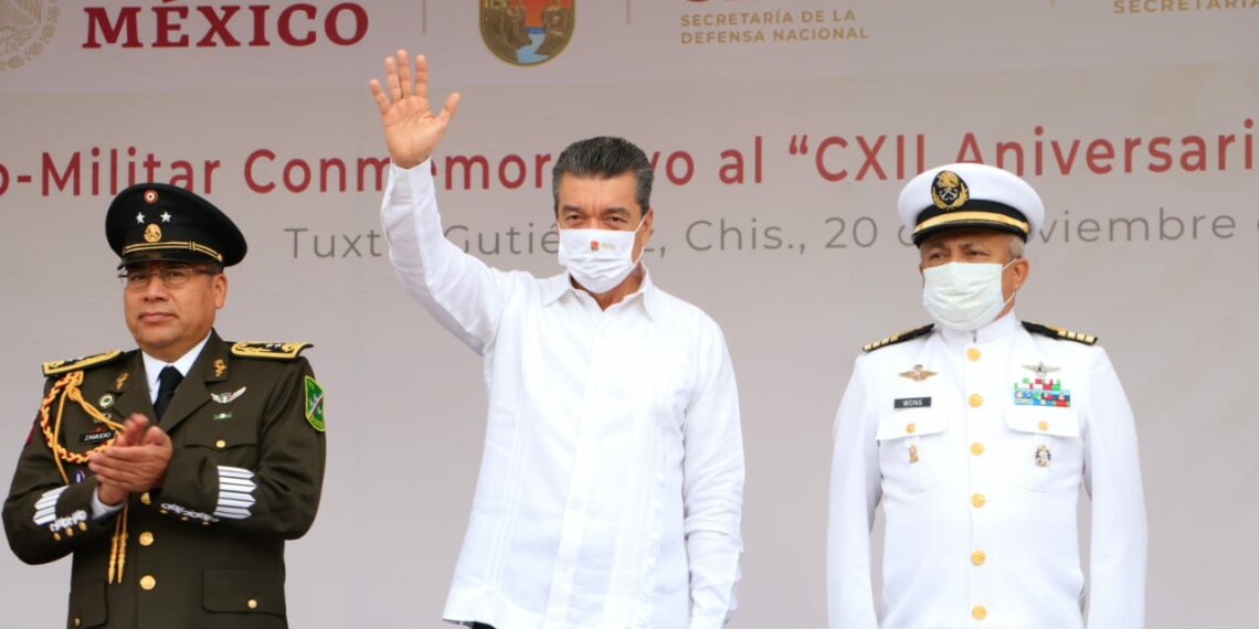 Presencia Rutilio Escandón el desfile conmemorativo al CXII Aniversario de la Revolución Mexicana