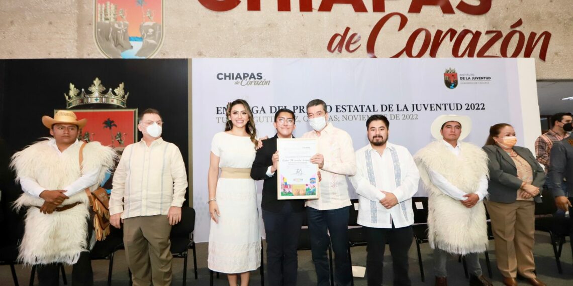 Reconoce Rutilio Escandón a jóvenes por su trabajo, compromiso y amor a Chiapas