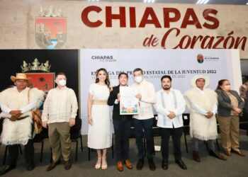 Reconoce Rutilio Escandón a jóvenes por su trabajo, compromiso y amor a Chiapas