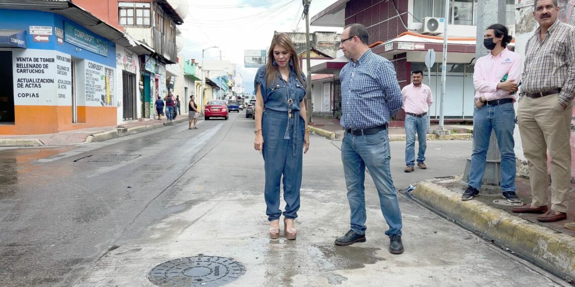 AYUNTAMIENTO INICIA REPOSICIÓN DE TAPAS DE ALCANTARILLADO CON SISTEMA ANTIRROBO