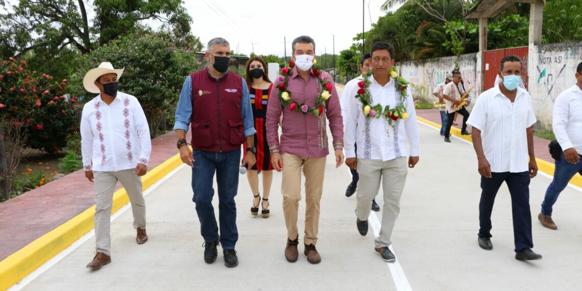 En Pijijiapan, Rutilio Escandón inaugura pavimentación de calles en la localidad Las Brisas