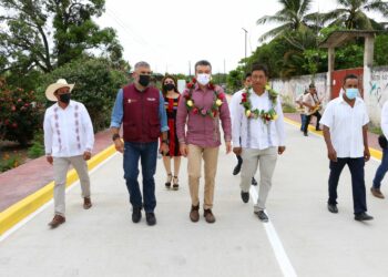 En Pijijiapan, Rutilio Escandón inaugura pavimentación de calles en la localidad Las Brisas