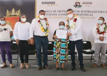 Rutilio Escandón entrega 320 paquetes para el mejoramiento de viviendas en Mazatán