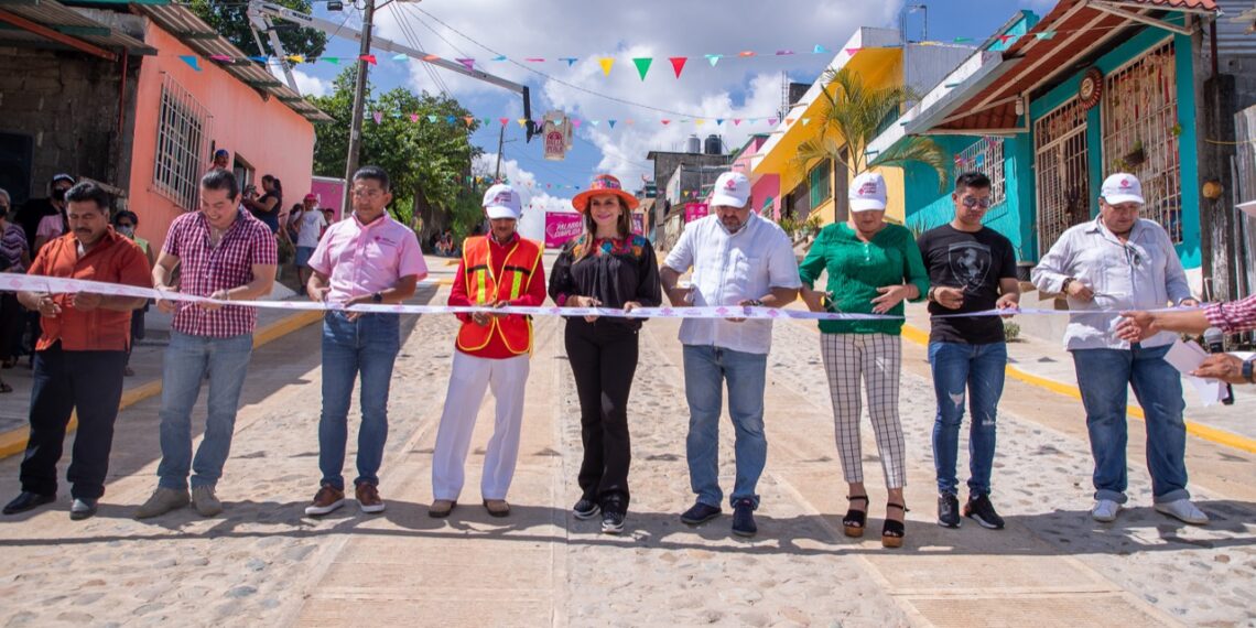 ROSY URBINA INAUGURA NUEVAS VIALIDADES EN COLONIA BELEN 1 QUE FAVORECE LA SEGURIDAD Y CONECTIVIDAD DE LAS FAMILIAS TAPACHULTECAS