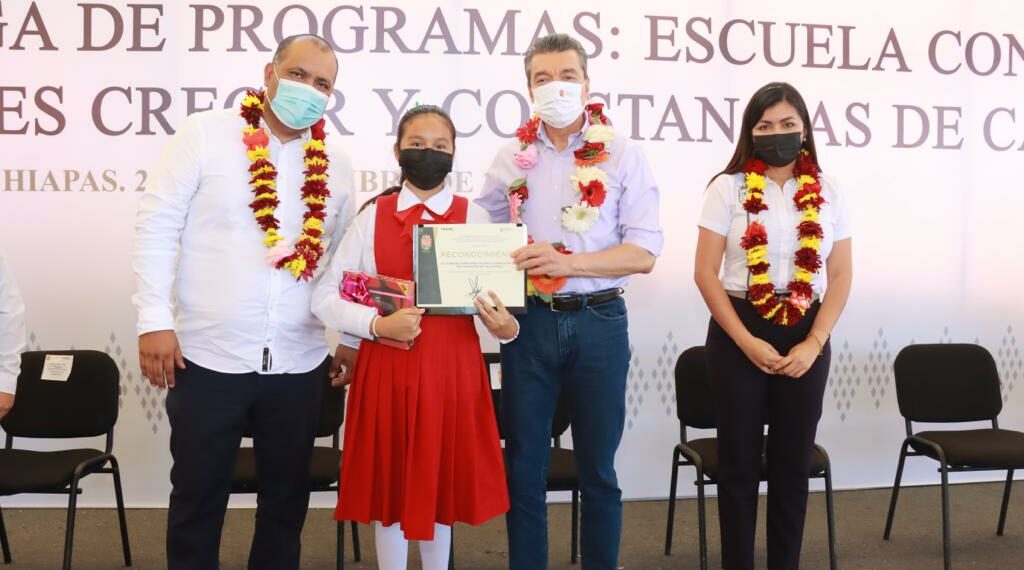 En Villa Corzo, Rutilio Escandón entrega insumos y constancias del Programa “Creer es crecer, juntos de la mano”