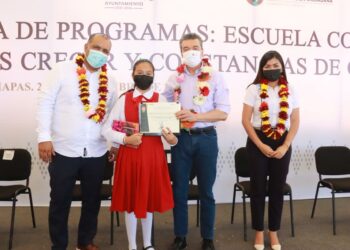 En Villa Corzo, Rutilio Escandón entrega insumos y constancias del Programa “Creer es crecer, juntos de la mano”