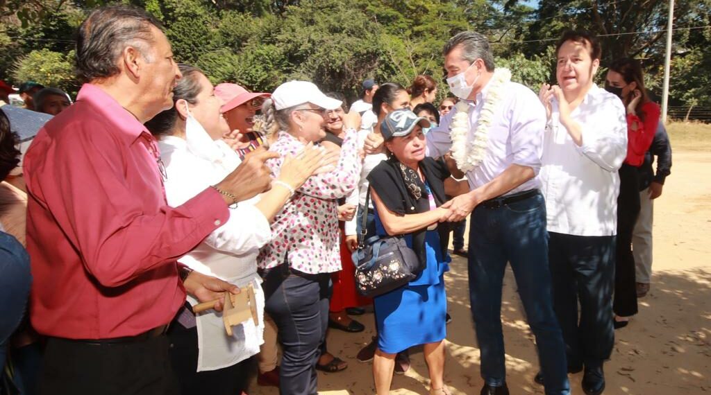 Con paquetes de aves de traspatio, beneficia Rutilio Escandón a mujeres de Villaflores