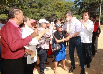 Con paquetes de aves de traspatio, beneficia Rutilio Escandón a mujeres de Villaflores