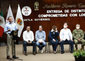 Rutilio Escandón entrega distintivo “Empresa Comprometida con los Derechos Humanos”