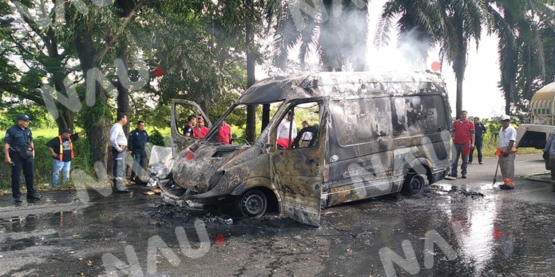Se incendia vehículo de paquetería en el libramiento “VÍDEO”