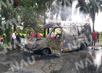 Se incendia vehículo de paquetería en el libramiento “VÍDEO”