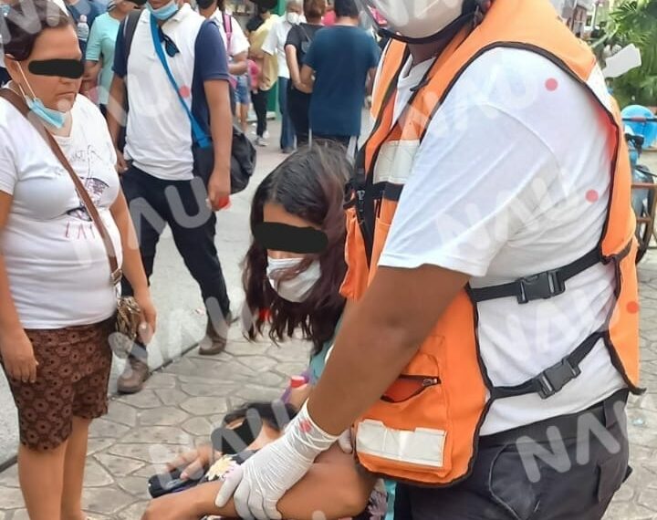 SAE atiende a femenina que sufrió convulsiono en la vía pública