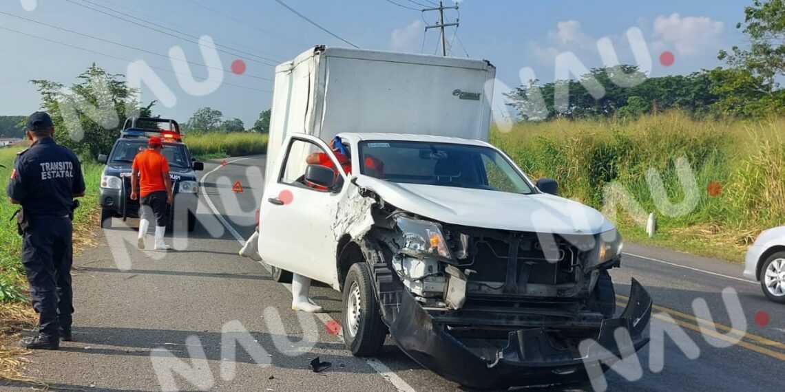 Tráiler ocasiona accidente al salirse par de llantas de la plaforma que jalaba
