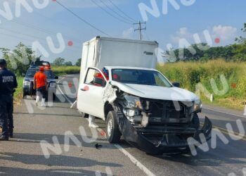Tráiler ocasiona accidente al salirse par de llantas de la plaforma que jalaba