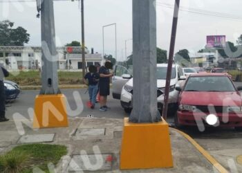 Un choque en el semáforo del par vial y Boulevard del internado deja solo daños materiales.