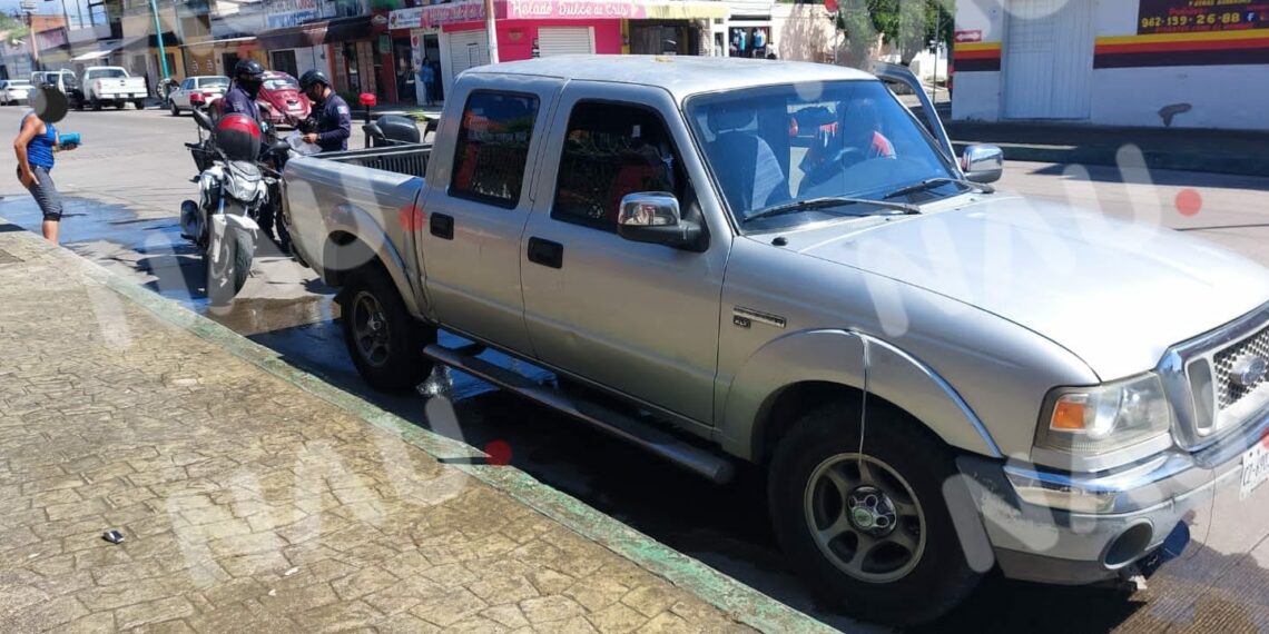 Una lesionada deja choque de camioneta y motocicleta en la colonia 5 de febrero