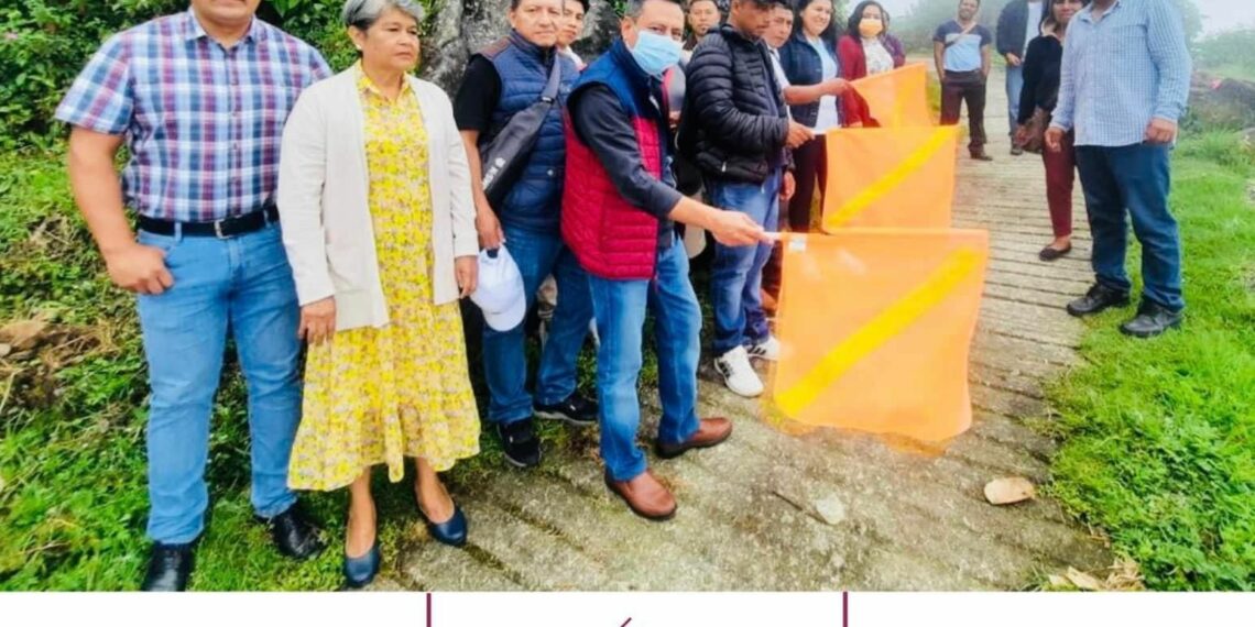 Unión Juárez. Alcalde da el banderazo de Apertura de camino, en Cantón Chiquihuites.