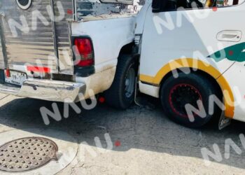 Solo daños materiales dejó un choque entre combi y vehículo particular