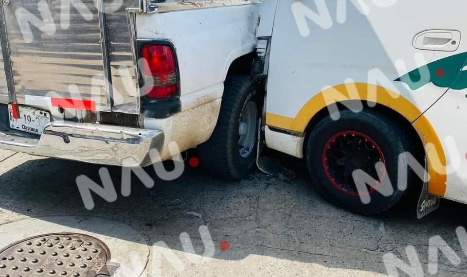 Solo daños materiales dejó un choque entre combi y vehículo particular