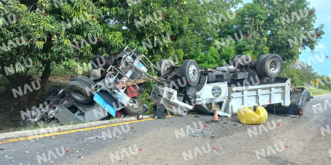 Vuelcan tres vehículos de trans migrantes en el municipio de Mapastepec