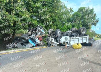 Vuelcan tres vehículos de trans migrantes en el municipio de Mapastepec