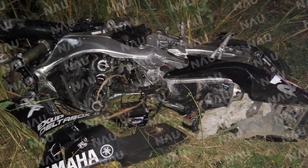 Un motociclista falleció al impactarse en la parte trasera de un vehículo que estaba estacionado en el acotamiento de la carretera