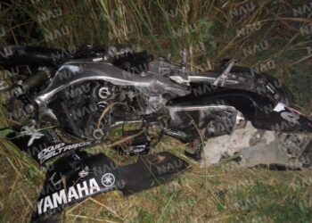 Un motociclista falleció al impactarse en la parte trasera de un vehículo que estaba estacionado en el acotamiento de la carretera