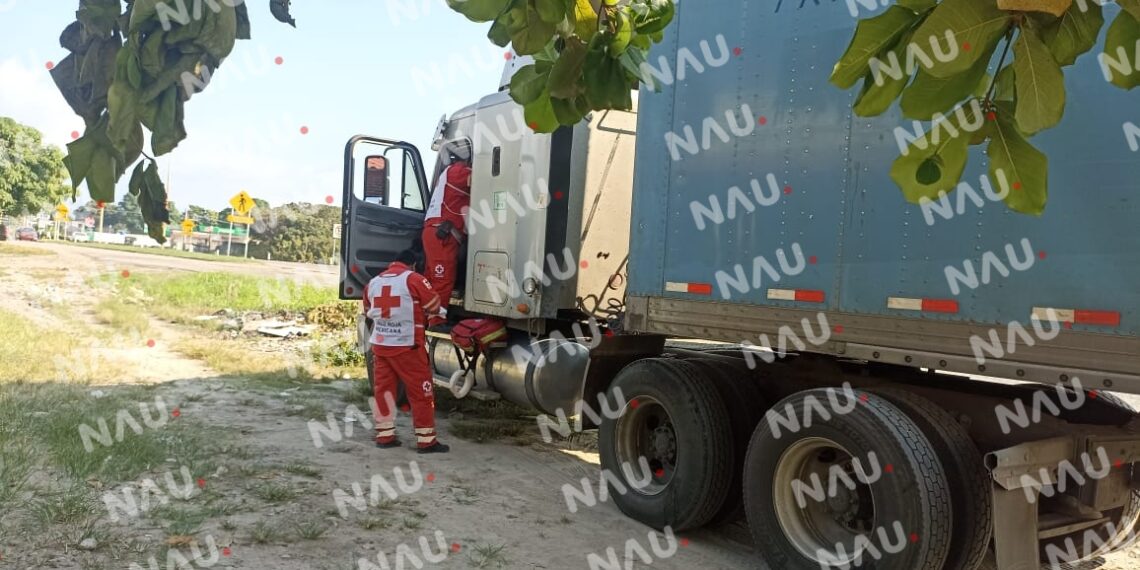 Paramédicos de la Cruz Roja Mexicana atendieron a conductor de tráiler que se puso mal en Mapastepec
