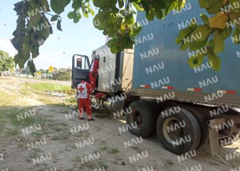 Paramédicos de la Cruz Roja Mexicana atendieron a conductor de tráiler que se puso mal en Mapastepec