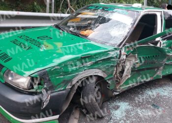 Choque de un taxi y un particular deja tres lesionados