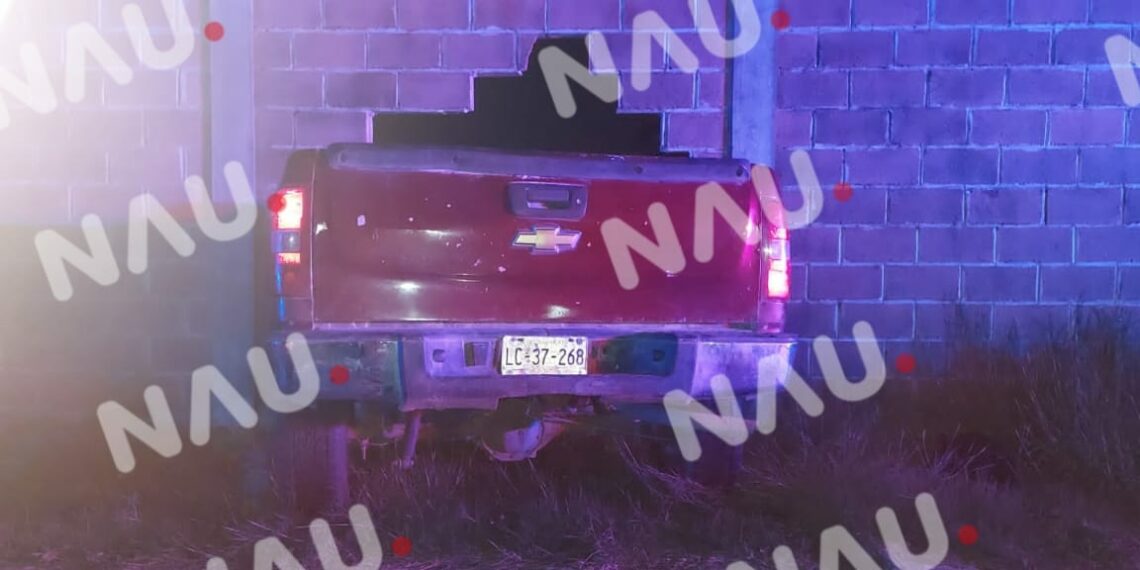Abandonan camioneta que ocasionó daños en una barda