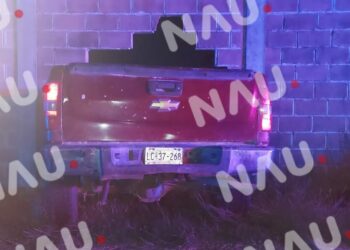 Abandonan camioneta que ocasionó daños en una barda
