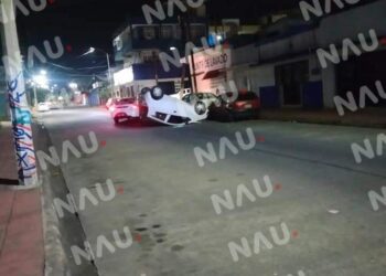 Abandonan un carro volcado en el centro de Tapachula