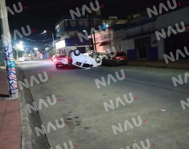 Abandonan un carro volcado en el centro de Tapachula