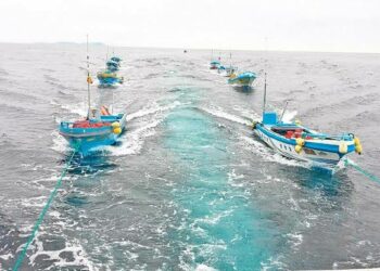 Aseguran a tres mexicanos con hidrocarburo en alta mar