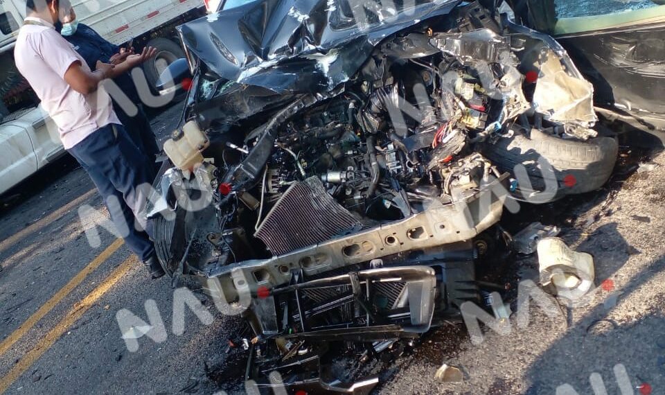 Choque de automóvil y dos tráiler deja daños en el libramiento Sur Poniente