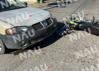 DOS LESIONADOS DEJA ACCIDENTE ENTRE MOTOCICLETA Y VEHÍCULO