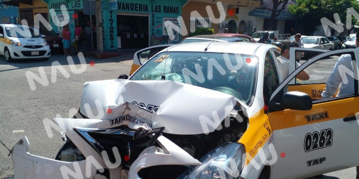 Dos pasajeros lesionados deja accidente