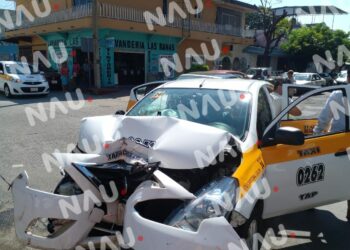 Dos pasajeros lesionados deja accidente