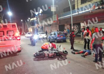 El acompañante de un motociclista resultó lesionado al ser impactado por un vehículo
