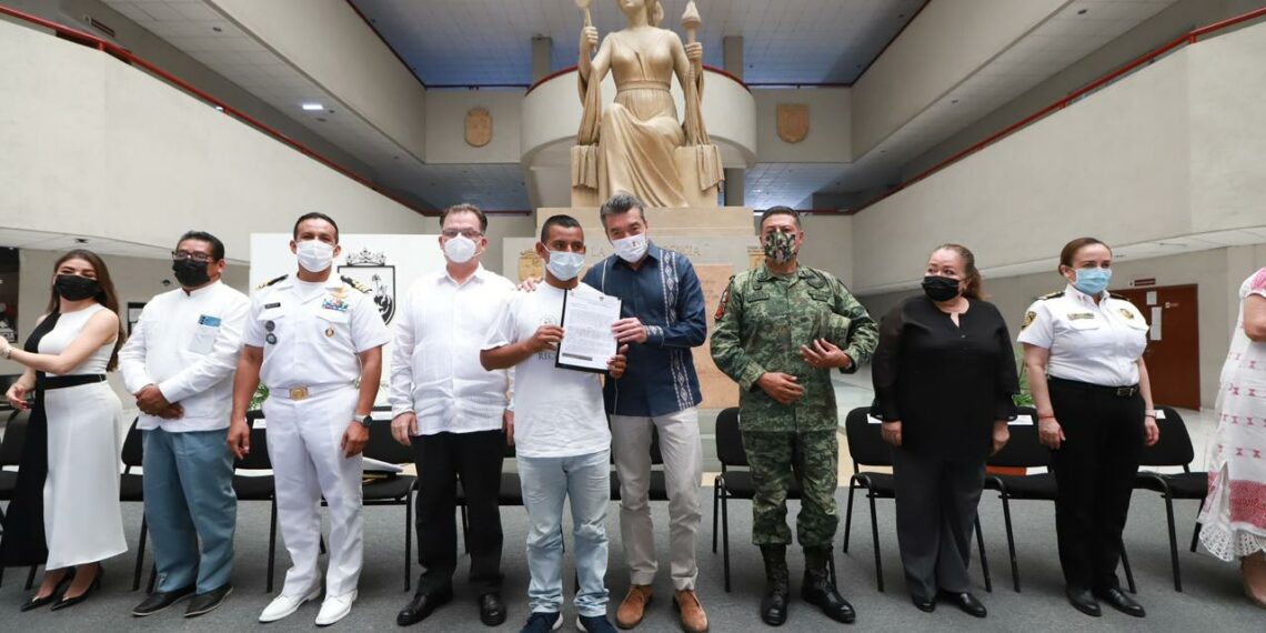 Rutilio Escandón entrega constancias de libertad a 212 personas que se encontraban en distintos penales