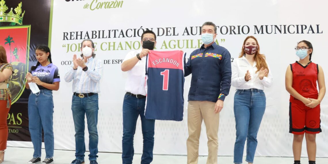 Inaugura Rutilio Escandón rehabilitación del Auditorio Municipal de Ocozocoautla