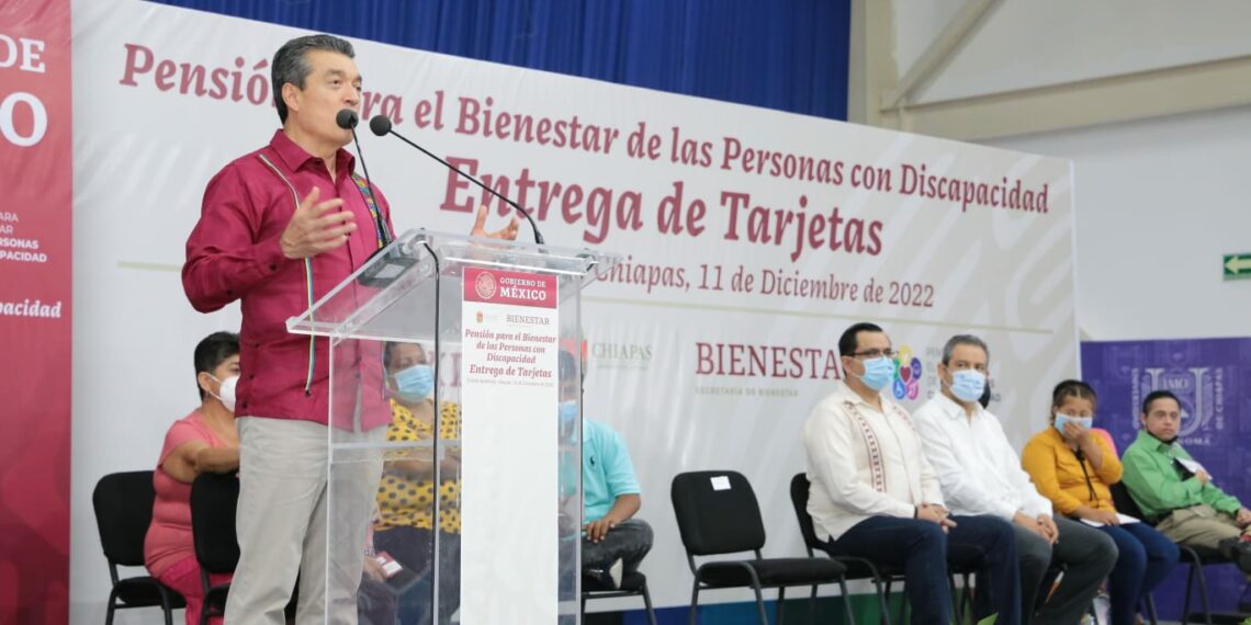 Entrega Rutilio Escandón tarjetas bancarias del Programa Pensión para el Bienestar de las Personas con Discapacidad Permanente