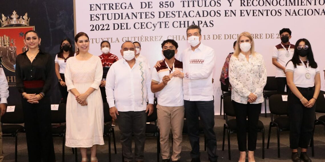 Entrega Rutilio Escandón reconocimiento a estudiantes destacados y títulos a egresados del CECyTE Chiapas