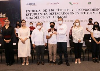 Entrega Rutilio Escandón reconocimiento a estudiantes destacados y títulos a egresados del CECyTE Chiapas