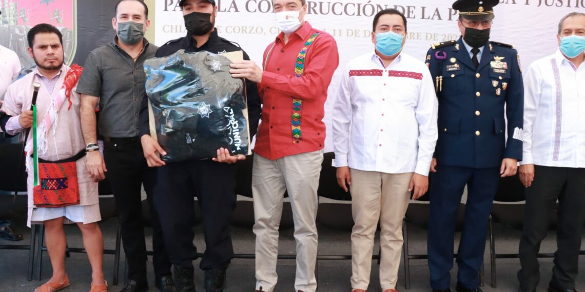 Rutilio Escandón entrega equipamiento, patrullas y uniformes a más policías de Chiapas