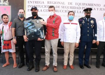 Rutilio Escandón entrega equipamiento, patrullas y uniformes a más policías de Chiapas