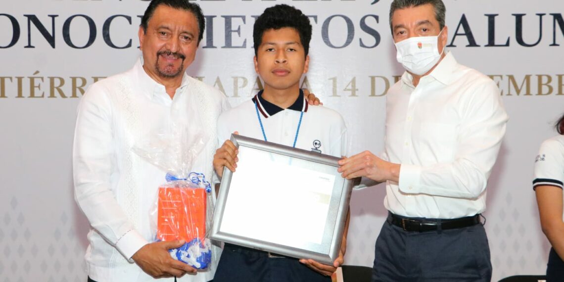 Rutilio Escandón entrega estímulos por la Excelencia Académica a estudiantes del Cobach